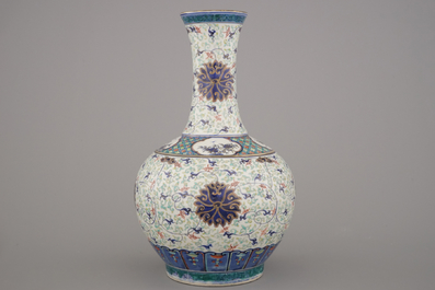 Vase doucai en forme de bouteille en porcelaine de Chine dor&eacute;, 19e