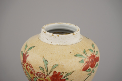Vase en porcelaine de Chine, caf&eacute; au lait &agrave; d&eacute;cor wucai sansuo, Kangxi, env. 1690