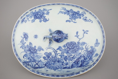 Terrine couverte sur plat en porcelaine de Chine, bleu et blanc, Qianlong, 18e