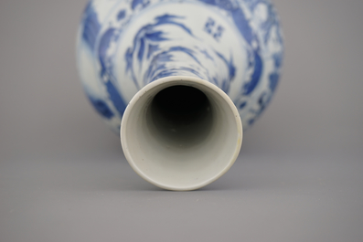 Blauw en witte flesvormige vaas in Chinees porselein, Transitieperiode, late Ming-dynastie, 17e eeuw