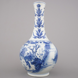 Vase de forme de bouteille en porcelaine de Chine, bleu et blanc, p&eacute;riode de Transition, fin dynastie Ming, 17e