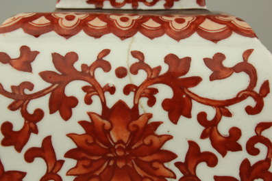 Paire de chandeliers d'autel en porcelaine de Chine d&eacute;cor&eacute;s avec du corail rouge, 19e