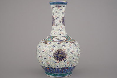Flesvormige vergulde doucai vaas in Chinees porselein, 19e eeuw