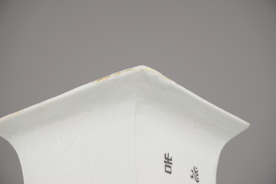 Verfijnde vierkante vaas in Chinees porselein, 19e-20e eeuw