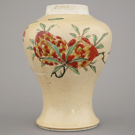 Vase en porcelaine de Chine, caf&eacute; au lait &agrave; d&eacute;cor wucai sansuo, Kangxi, env. 1690