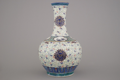 Vase doucai en forme de bouteille en porcelaine de Chine dor&eacute;, 19e