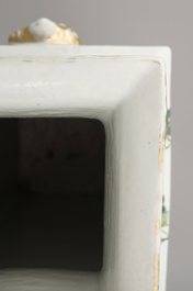 Vase carr&eacute; tr&egrave;s fin en porcelaine de Chine, 19e-20e