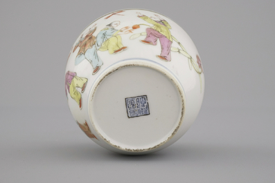 Coupe remarquable en porcelaine de Chine avec sc&egrave;nes &eacute;rotiques, 19e