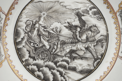 Paire d'assiettes en porcelaine de Chine pour l'export, grisaille et dor&eacute;, avec Aurore dans son char de triomphe, Qianlong, 18e