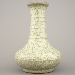 Vase en porcelaine de Chine de type Ge, 18&egrave;me si&egrave;cle