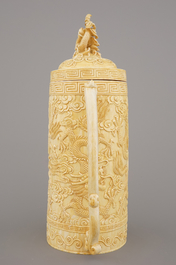 Fijne Chinese gegraveerde ivoren beker met deksel, ca 1900
