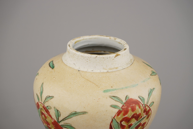 Vase en porcelaine de Chine, caf&eacute; au lait &agrave; d&eacute;cor wucai sansuo, Kangxi, env. 1690