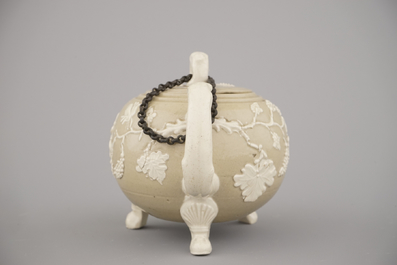 An English stoneware teapot with applied leaves and vines, 18/19th C.