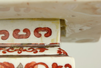 Paire de chandeliers d'autel en porcelaine de Chine d&eacute;cor&eacute;s avec du corail rouge, 19e