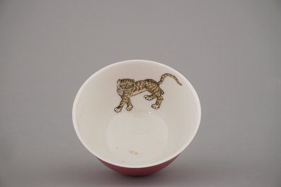 Tasse et sous tasse tr&egrave;s fines &agrave; d&eacute;cor de tigre en porcelaine de Chine 'coquille d'oeuf', dos en rouge rubis, probablement Yongzhen, 18e