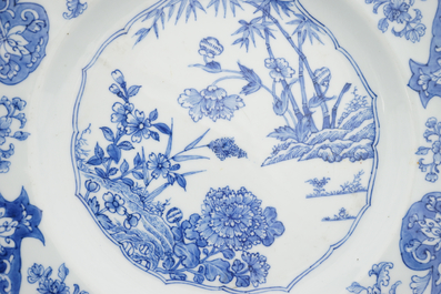 Paire de plats en porcelaine de Chine, bleu et blanc, 18e
