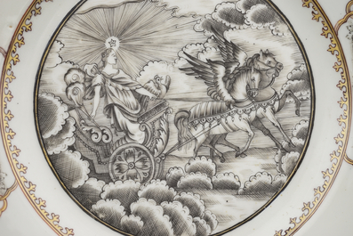 Paire d'assiettes en porcelaine de Chine pour l'export, grisaille et dor&eacute;, avec Aurore dans son char de triomphe, Qianlong, 18e