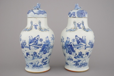 Paire de vases couverts en porcelaine de Chine, bleu et blanc, 19e