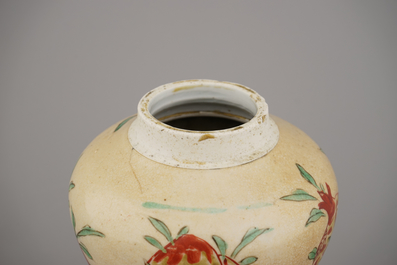 Vase en porcelaine de Chine, caf&eacute; au lait &agrave; d&eacute;cor wucai sansuo, Kangxi, env. 1690