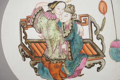 Ronde tegelplaat in Chinees porselein met erotisch tafereel, famille rose, 19e eeuw