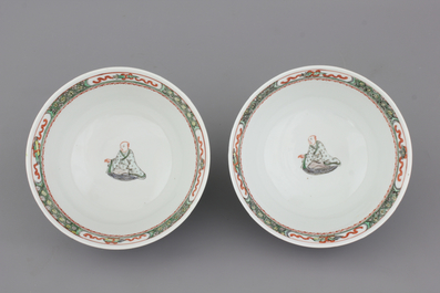 A pair of Chinese porcelain famille verte bowls, 19th C.