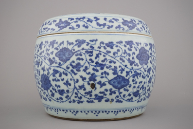 A Chinese porcelain blue and white cylindrical box and cover with lotus scrolls, 19/20th C.