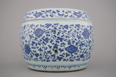 Bo&icirc;te cylindrique couverte en porcelaine de Chine, bleu et blanc, &agrave; d&eacute;cor de lotus, 19e-20e