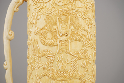 Gobelet fin couvert en ivoire sculpt&eacute;, Chine, env. 1900