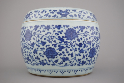 A Chinese porcelain blue and white cylindrical box and cover with lotus scrolls, 19/20th C.