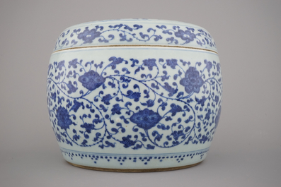 Bo&icirc;te cylindrique couverte en porcelaine de Chine, bleu et blanc, &agrave; d&eacute;cor de lotus, 19e-20e