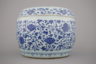 A Chinese porcelain blue and white cylindrical box and cover with lotus scrolls, 19/20th C.