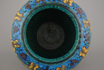 Chinese aardewerken fahua-pot met reli&euml;fversiering, 19e-20e eeuw