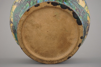 Pot fahua en gr&egrave;s de Chine avec d&eacute;coration en relief, 19e-20e