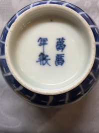 Deux assiettes en porcelaine de Chine, famille verte, et gobelet &agrave; vin, Kangxi, 18e