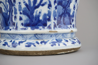 Paar blauw en witte vazen met deksels in Chinees porselein, Kangxi, ca 1700