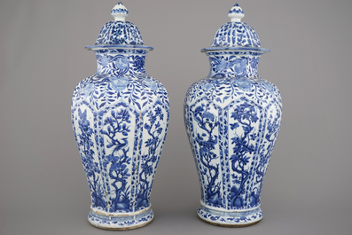 Paar blauw en witte vazen met deksels in Chinees porselein, Kangxi, ca 1700