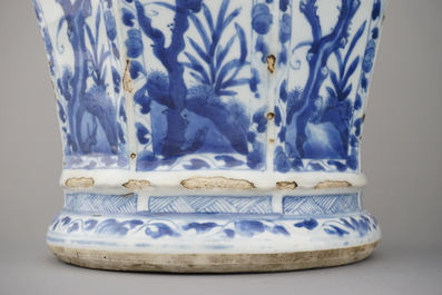 Paar blauw en witte vazen met deksels in Chinees porselein, Kangxi, ca 1700