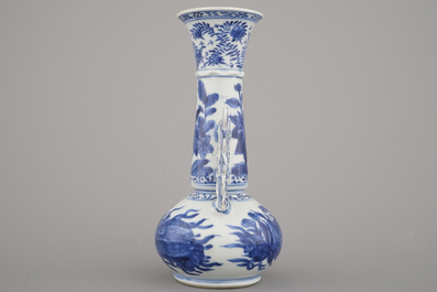 Blauw en witte vaas in Chinees porselein in de stijl van Venetiaans glas, Kangxi