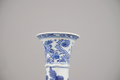 Blauw en witte vaas in Chinees porselein in de stijl van Venetiaans glas, Kangxi