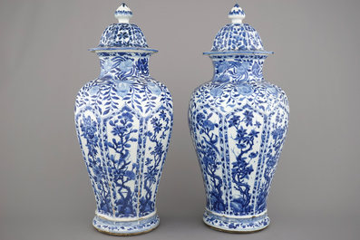 Paar blauw en witte vazen met deksels in Chinees porselein, Kangxi, ca 1700