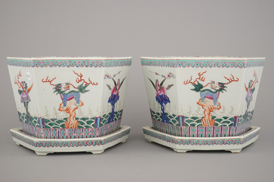 Paire de cache-pots avec support en porcelaine de Chine, famille rose, 19e-20e