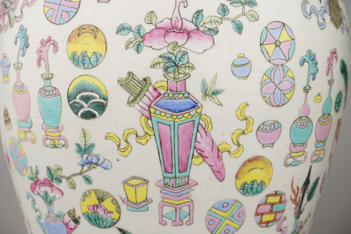 Deux pots couverts en porcelaine de Chine &agrave; d&eacute;cors d'objets de lettr&eacute;s, famille rose, 19e