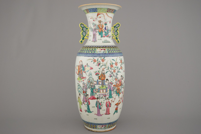 A large Chinese porcelain vase with a garden scene, 19th C.