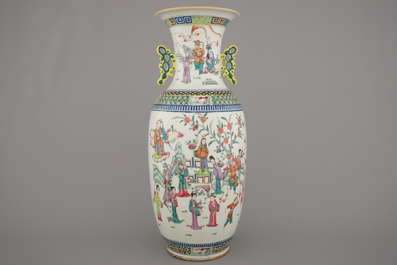 Grand vase en porcelaine de Chine &agrave; d&eacute;cor de sc&egrave;nes de jardin, 19e