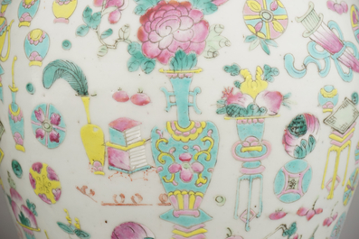 Deux pots couverts en porcelaine de Chine &agrave; d&eacute;cors d'objets de lettr&eacute;s, famille rose, 19e