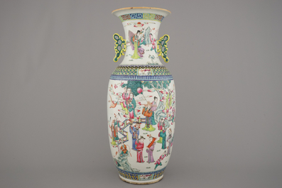 Grand vase en porcelaine de Chine &agrave; d&eacute;cor de sc&egrave;nes de jardin, 19e