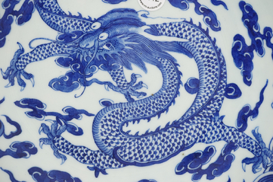 Mooie grote blauw en witte drakenschotel in Chinees porselein, 19e eeuw