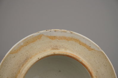 Deux pots couverts en porcelaine de Chine &agrave; d&eacute;cors d'objets de lettr&eacute;s, famille rose, 19e