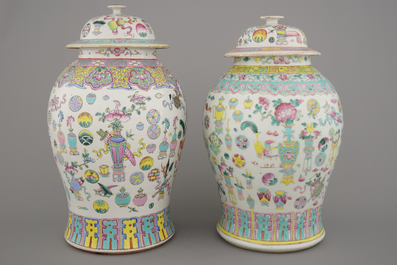 Twee potten met deksels in Chinees porselein met voorwerpen van een geleerde, famille rose, 19e eeuw