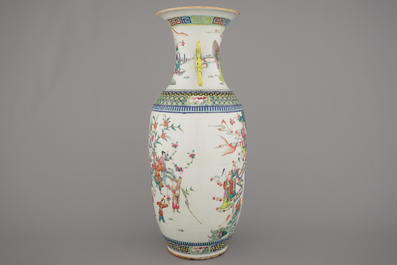 Grand vase en porcelaine de Chine &agrave; d&eacute;cor de sc&egrave;nes de jardin, 19e